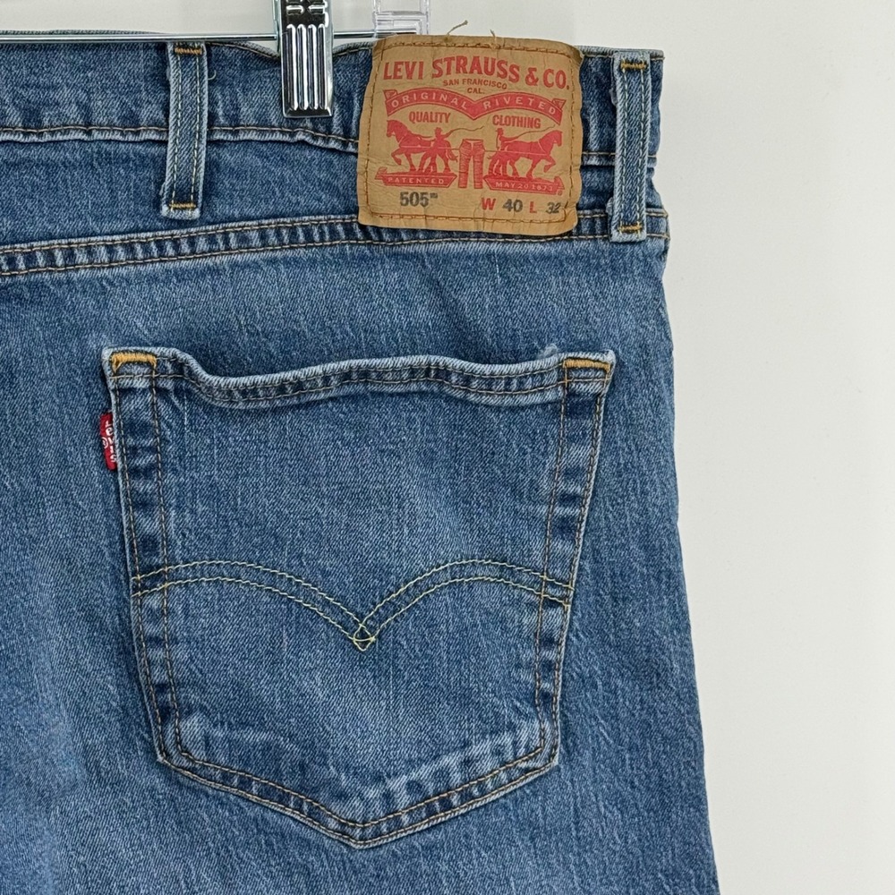 Levis 505 Regular Fit Mens Jeans 40x32 Medium Wash Blue Straight Leg 00505-2217 - Picture 4 of 9